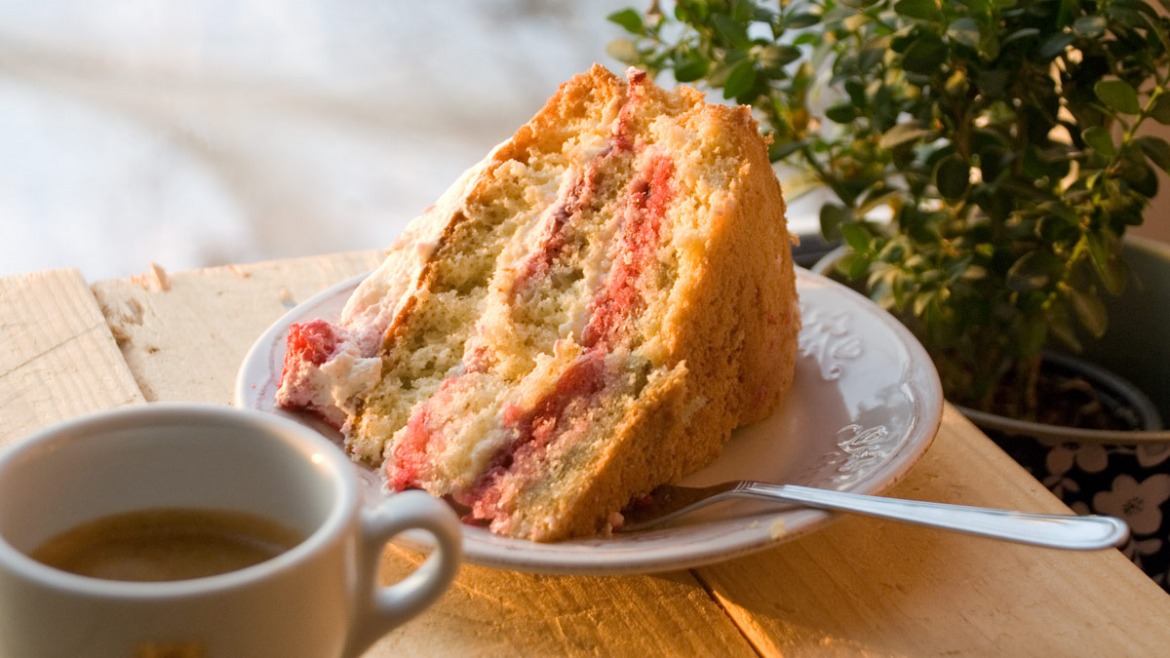 Biszkopt z sosem malinowym i bitą śmietaną