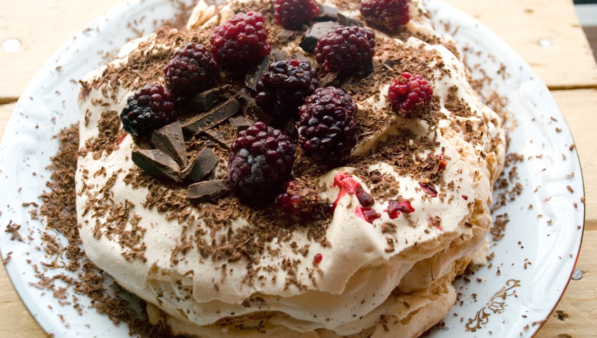 Torcik bezowy z kremem kawowym