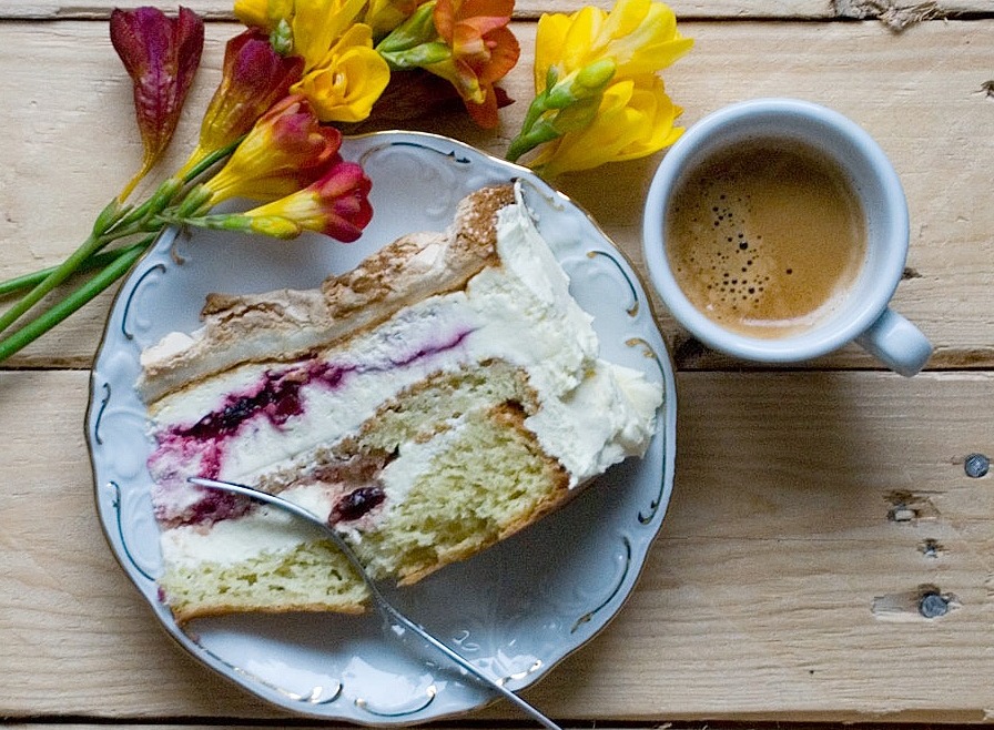 Obłędny tort wiśniowo-cytrynowy z bezą.